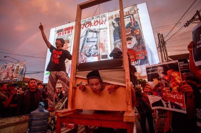 Emak-emak Antarkan Tahanan &quot;Jokowi dan Iriana&quot; ke KPK