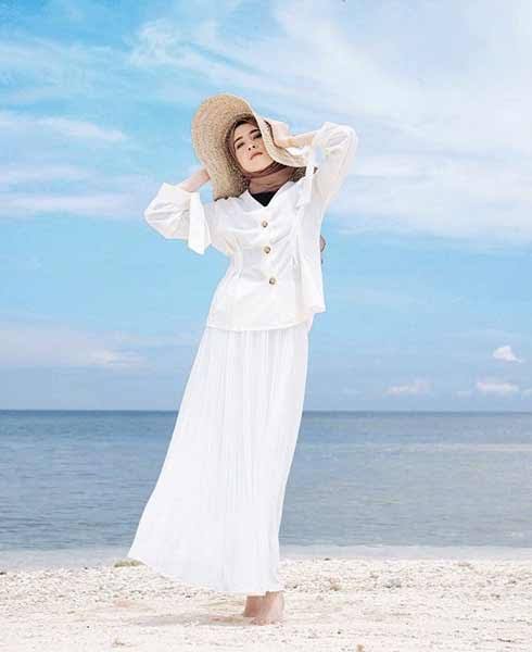 update style hijab buat sista yang suka ke pantai 