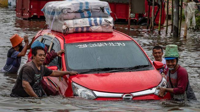Banjir di Jalan Pantura Demak Picu Kemacetan hingga 15 Km