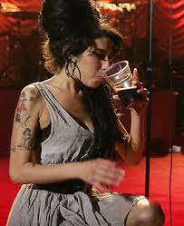 KISAH HIDUP : Amy Winehouse. Klasik, Bertalenta &amp; Kontroversial !!