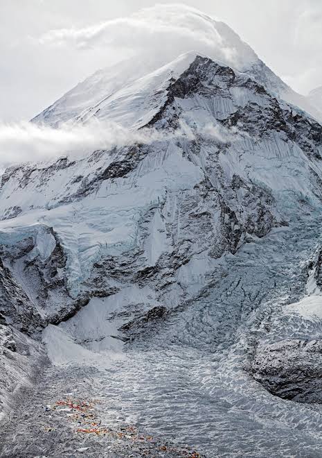 Mendaki Everest Membawa 3 Dosa