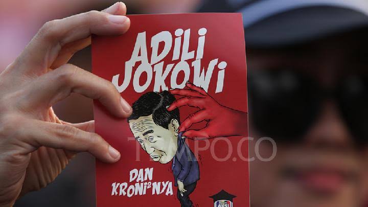 Emak-emak Antarkan Tahanan &quot;Jokowi dan Iriana&quot; ke KPK