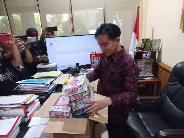 PDIP Adukan Blusukan Gibran Bagi Sembako ke Bawaslu