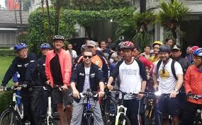 &#91;news&#93; 2 KALI ROSSI DAN LOZENZO DIKEPUNG BANJIR JAKARTA