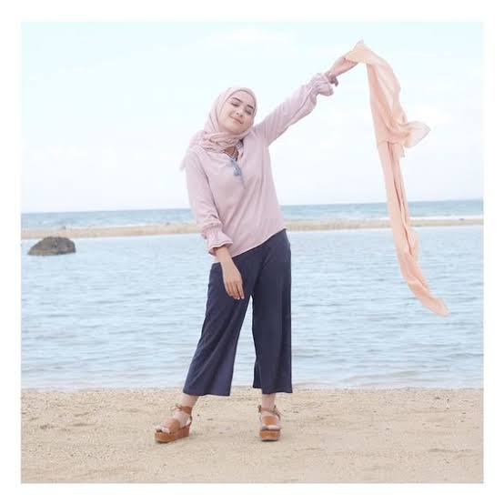 update style hijab buat sista yang suka ke pantai 