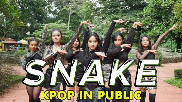 mahasiswa-unpad-bermain-ular-ularan-tradisional-sunda-saat-demo-di-dpr