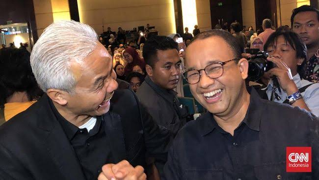 Ganjar dan Anies Saling Lirik dan Tertawa Saat MK Tolak Dalil-dalil Mereka...
