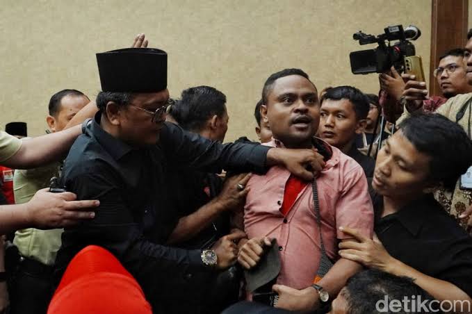 Sidang Hasto Diwarnai Kericuhan, Satgas PDIP Amankan Sejumlah Orang Penyusup