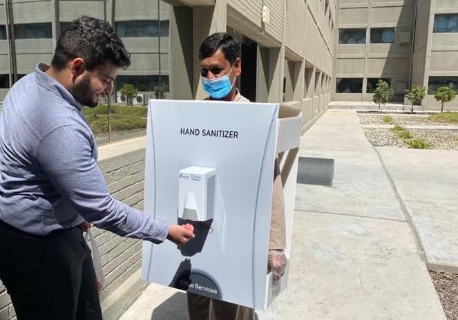 Tidak Manusiawi! Lelaki Tua Dijadikan &quot;Hand Sanitizer Berjalan&quot; Oleh Perusahaan Arab