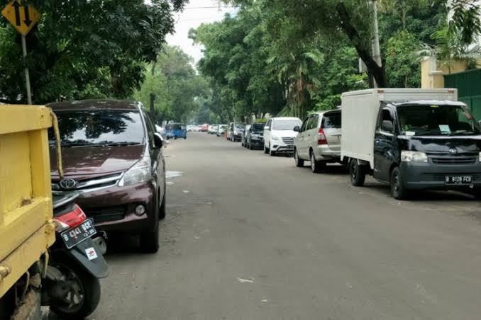 Kendaraan yang Parkir Liar di Tepi Jalan Semakin Meresahkan