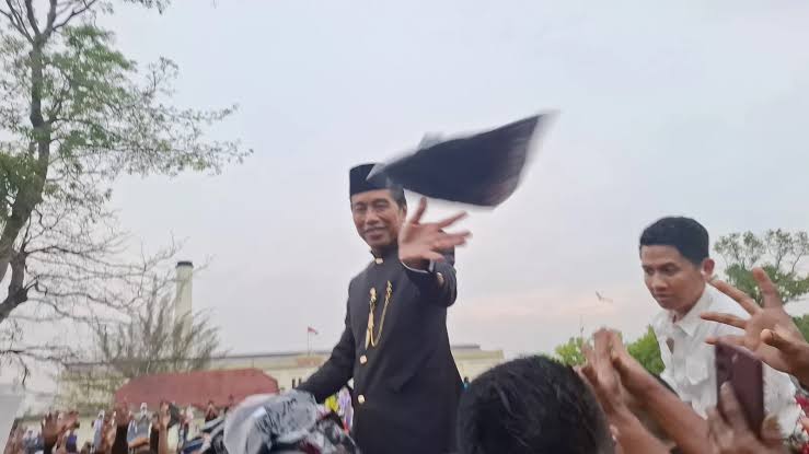 viral-bantuan-korban-bencana-hancur-usai-dilempar-dari-helikopter-tni-buka-suara