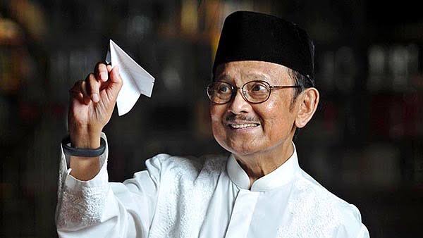 Bagaimana Habibie Menyelamatkan Indonesia dari Krisis Moneter?