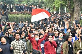 Pasang Bendera Putih di Gerobak, Pedagang: Pemerintah Tahu, Kita Sudah Babak Belur