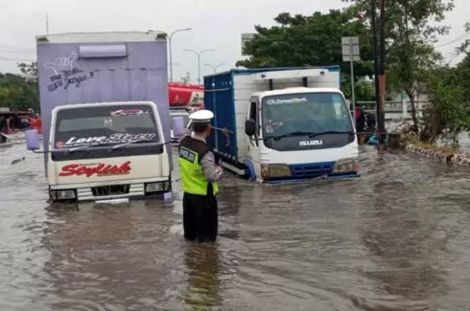 Banjir di Jalan Pantura Demak Picu Kemacetan hingga 15 Km