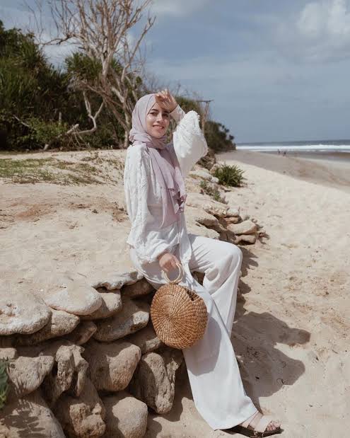 update style hijab buat sista yang suka ke pantai 