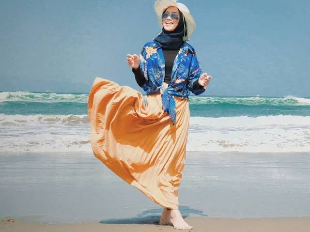 update style hijab buat sista yang suka ke pantai 
