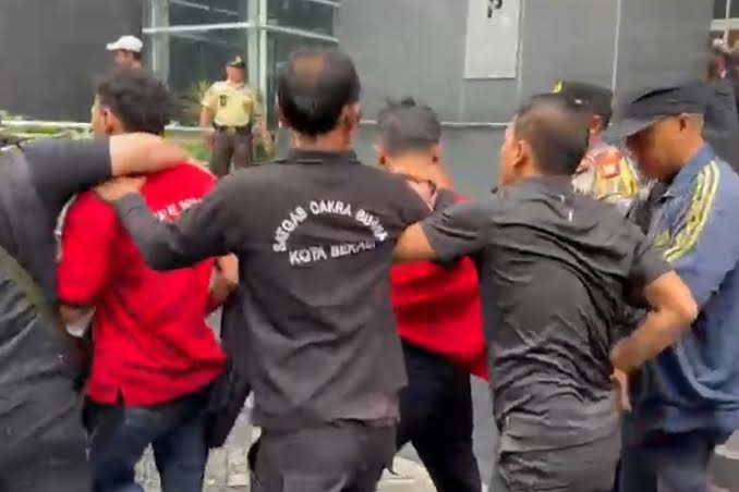 Sidang Hasto Diwarnai Kericuhan, Satgas PDIP Amankan Sejumlah Orang Penyusup