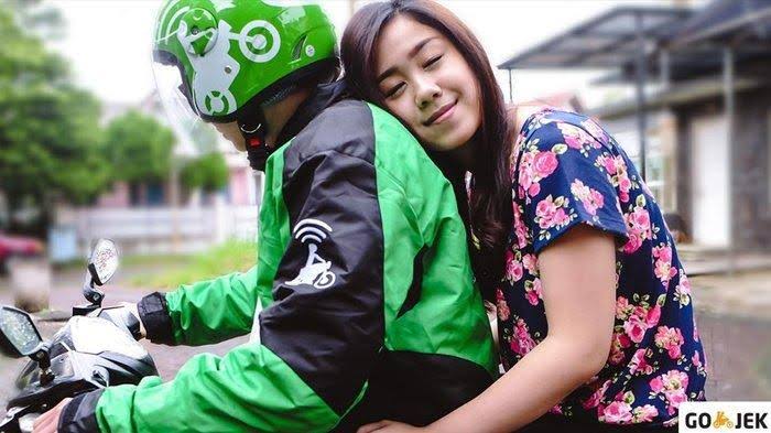 Perasaan Campur Aduk, Berikut Momen Driver Ojek Online Ketemu Mantan