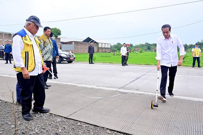 Jokowi Cek Perbaikan Jalanan Rusak Viral Kawasan Wisata Jeglongan Seribu Jawa Tengah