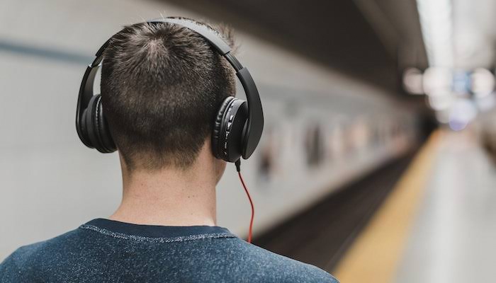Kenapa Kita Suka Mendengarkan Lagu yang Sama Berulang-Ulang?