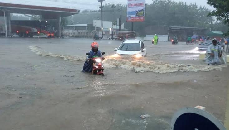 Hujan Tiga Jam, Kota Semarang Dikepung Banjir, Pemkot dan Walikota Dikritik Netizen