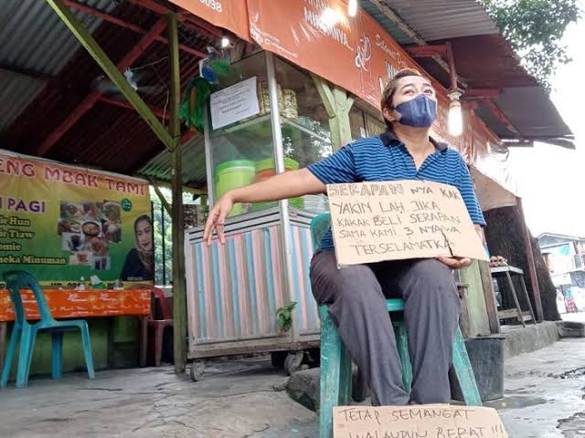 Pasang Bendera Putih di Gerobak, Pedagang: Pemerintah Tahu, Kita Sudah Babak Belur