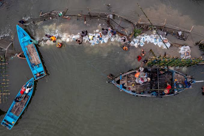 Banjir Rob Putuskan Jembatan di Dukuh Timbulsloko, Warga Butuh Bantuan