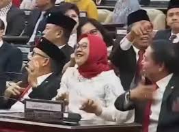 Amarah Netizen Lihat Anggota DPR Joget Berjamaah: Rakyatnya Kejang, Pejabat Goyang