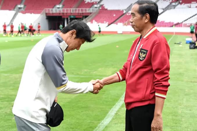 Piala Dunia U-17 2023: Momen Jokowi &amp; Presiden FIFA Dadah-dadah ke Suporter