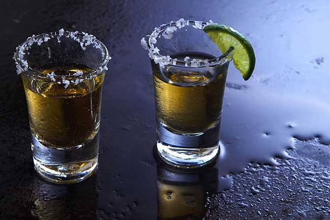 Party di Hollywood, Pangeran Mohammed Tenggak Tequila?