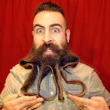 Pria ini mengkreasikan jenggotnya dengan bentuk yang unik