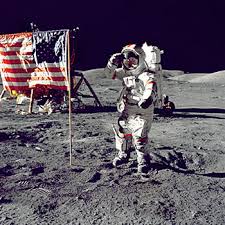 Kejanggalan Pendaratan Neil Armstrong di Bulan
