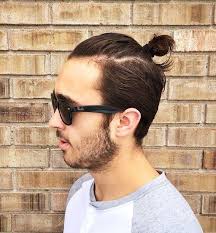 Cowo dengan model rambut Top Knot