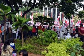 &#91; HAJAR KOH &#93; Pendemo di MK Akan Ditagih Biaya Kerusakan Taman