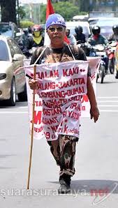 4 Aksi nekat jalan kaki lintas pulau jawa
