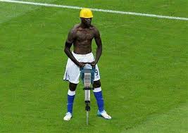 &#91;Pict lengkap&#93; Balotelli GOKIL!