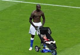 &#91;Pict lengkap&#93; Balotelli GOKIL!