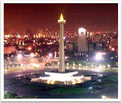 Yuk Intips Cara mereka memandikan MONAS 