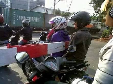 begini-nih-kelakuan-pengendara-motor-di-perlintasan-kereta