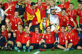 Pelatih Timnas Spanyol UERO 2008 Tutup Usia