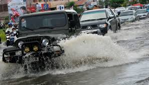 Bila Pemotor Ingin Berkendara di Tengah Hujan, Perhatikan Faktor Ini !!!