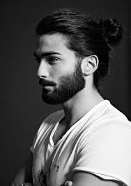 Cowo dengan model rambut Top Knot