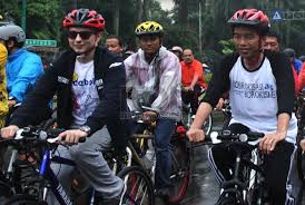 &#91;news&#93; 2 KALI ROSSI DAN LOZENZO DIKEPUNG BANJIR JAKARTA