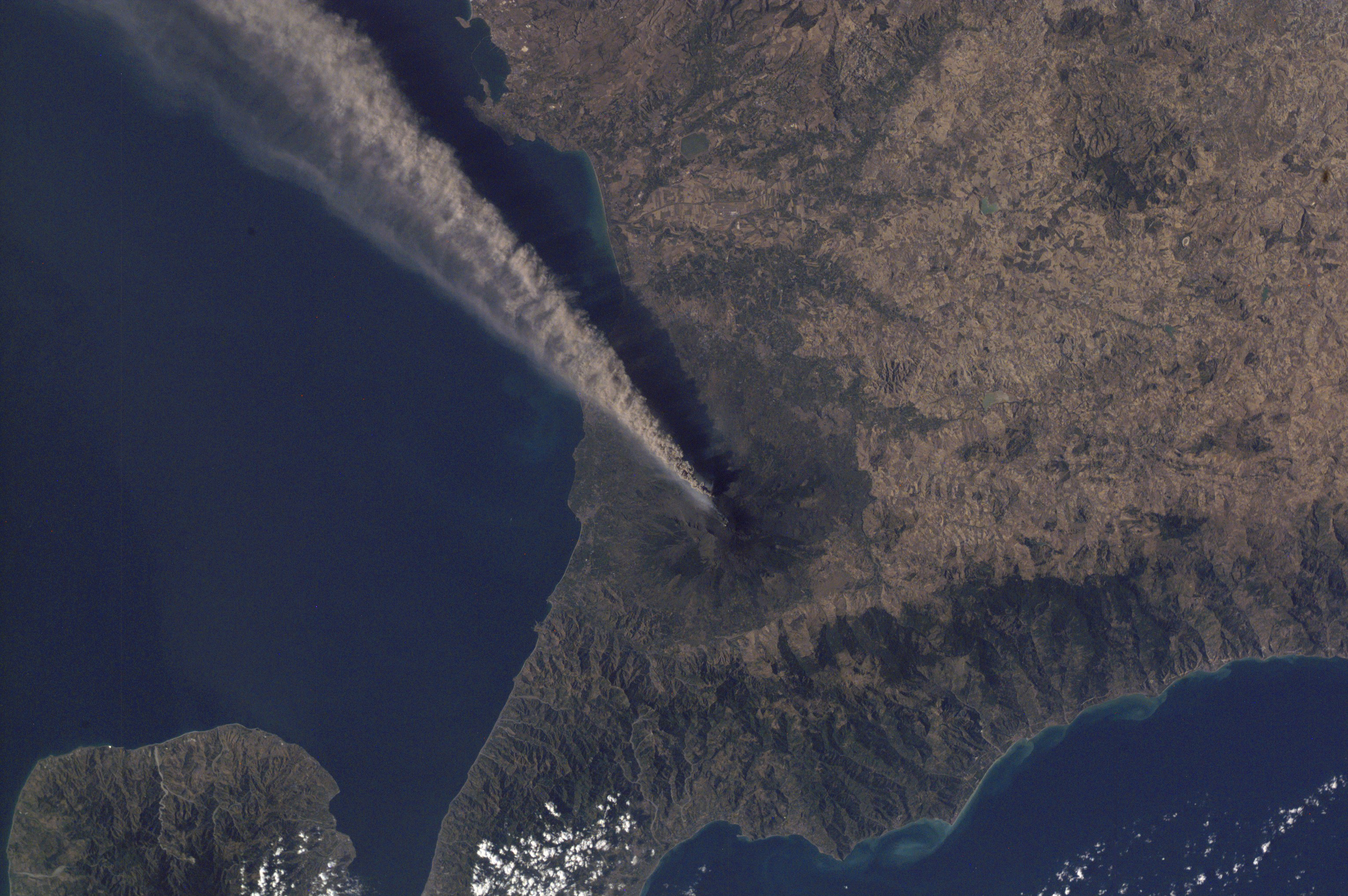 15 Foto Erupsi Gunung Berapi Dari Luar Angkasa