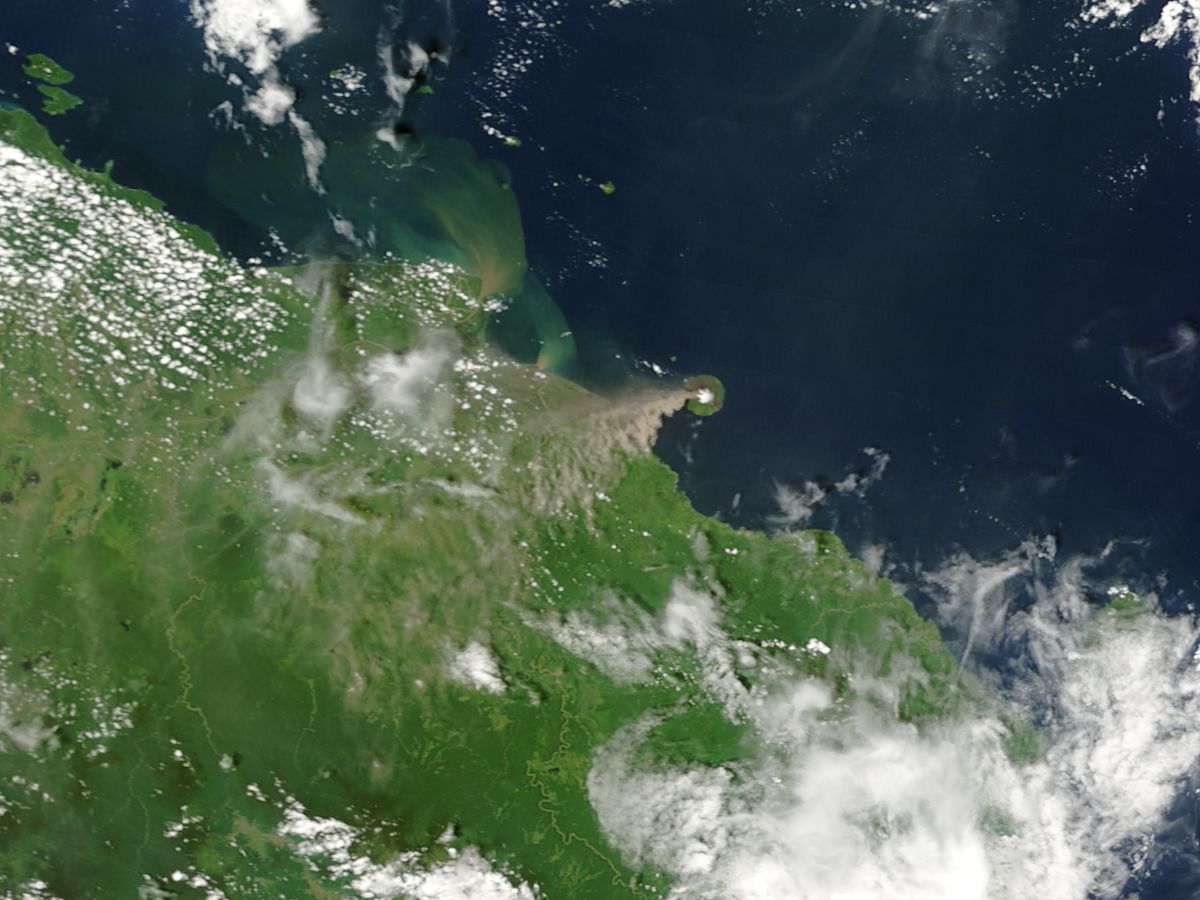 15 Foto Erupsi Gunung Berapi Dari Luar Angkasa