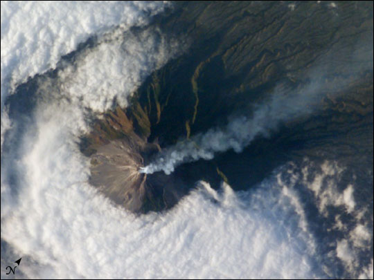 15 Foto Erupsi Gunung Berapi Dari Luar Angkasa