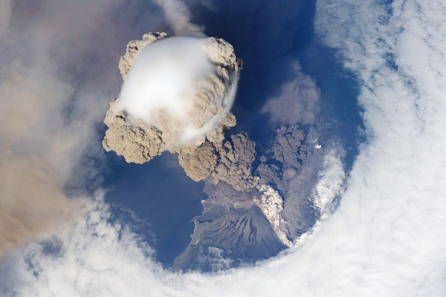 Foto Gunung Merapi Meletus Dari Stasiun Ruang Angkasa Internasional (ISS)