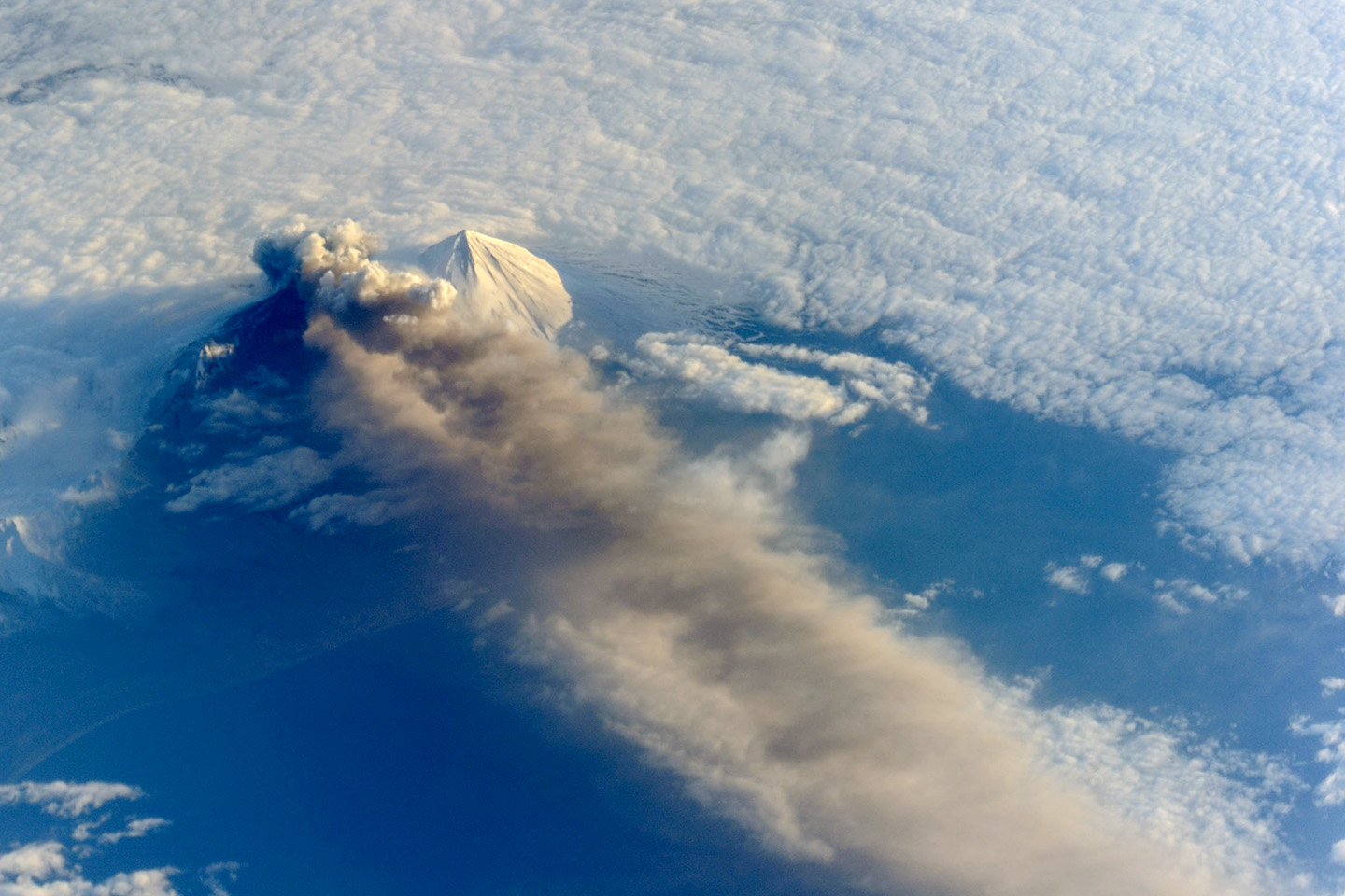 15 Foto Erupsi Gunung Berapi Dari Luar Angkasa