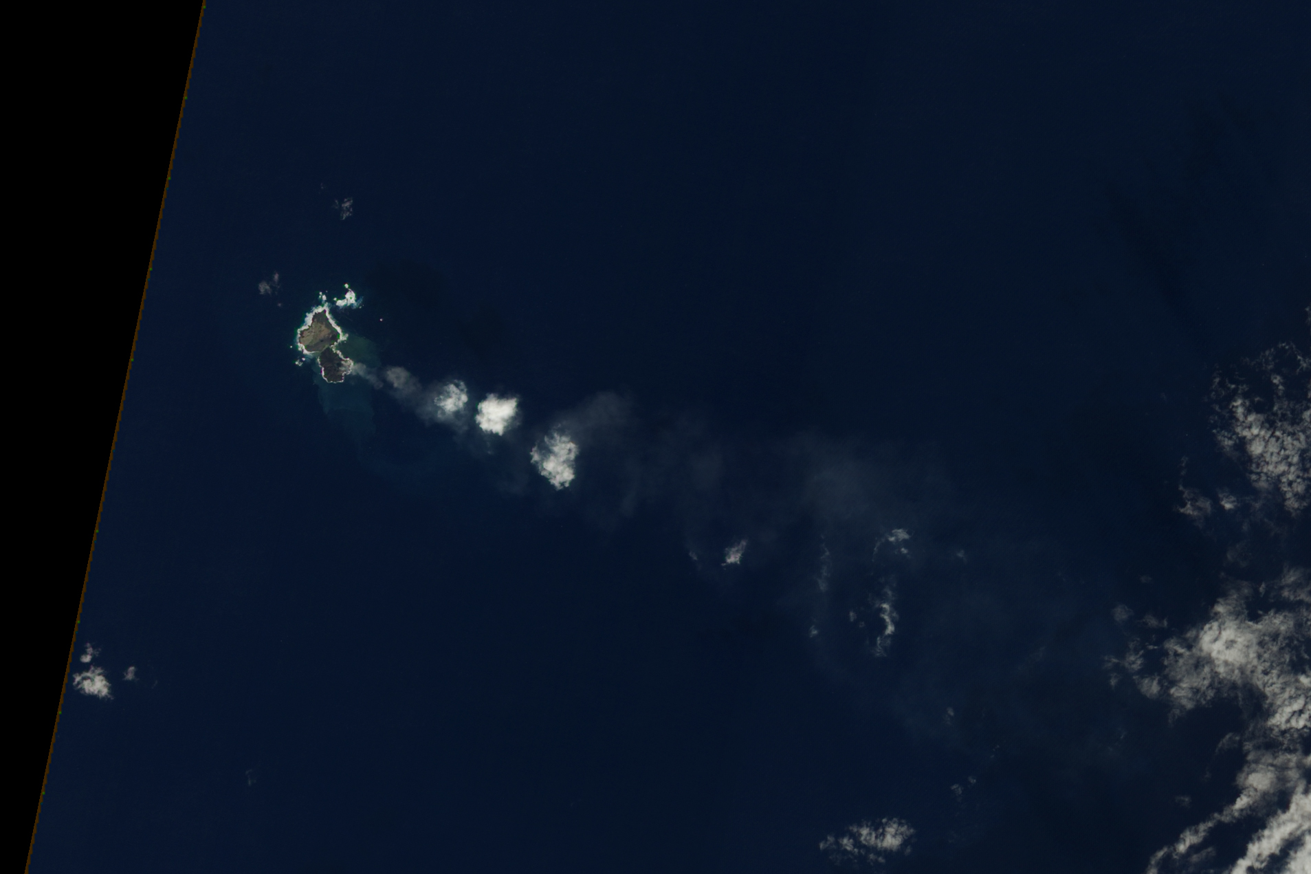 Nishinoshima pulau yang mirip snoopy