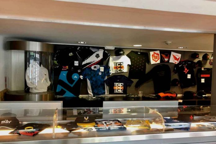 Industri Pakaian dan Esports: Dua Sisi yang Tak Terpisahkan